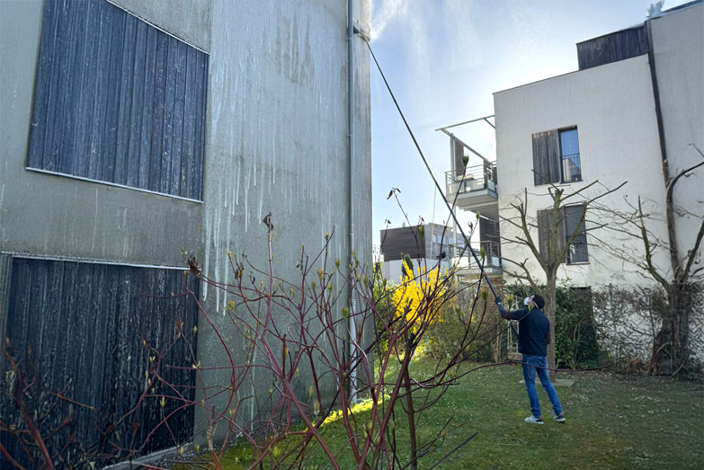 Nettoyage façade avec perche carbone haute pression par Les Peintures Réunies SN