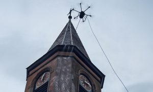 Intervention drone démoussage sur clocher d'église sans échafaudage